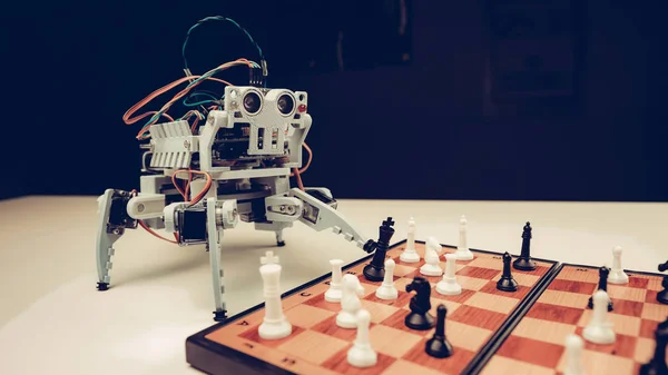 Yakın Çekim Küçük Gri Robot Masaya Satranç Oynuyor Modern Teknoloji — Stok fotoğraf