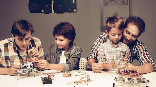 Bebaarde Vader Zonen Bouw Robot Thuis Jonge Jongen Shirt Indoor — Stockfoto