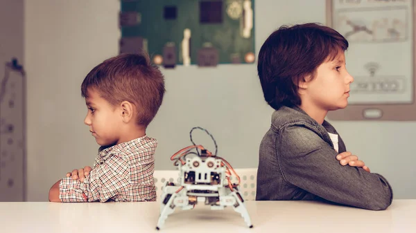 Dois Meninos Sentados Mesa Construindo Robô Jovem Rapaz Camisa Alegria — Fotografia de Stock