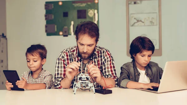 Bärtige Vater Und Sohn Bauen Roboter Hause Kleiner Junge Hemd — Stockfoto