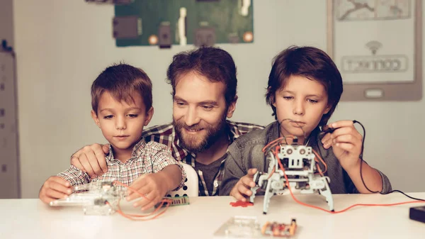 Baba ve oğlu evde Robot inşa sakallı. Genç çocuk gömlek. Kapalı sevinç. Modern hobi kavramı. Modern teknoloji. Robot mühendislik kavramı. Genç adam yenilik için eğlenceli sakallı.