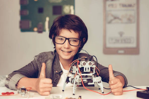Boy Sitting Desk Constructing Robot Home Inglês Jovem Rapaz Camisa — Fotografia de Stock