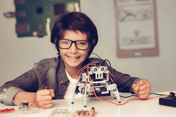 Boy Sitting Desk Constructing Robot Home Inglês Jovem Rapaz Camisa — Fotografia de Stock