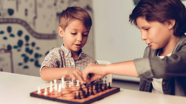 Två Uttråkad Pojkar Spelar Schack Sitter Vid Bord Schackbräde Bordet — Stockfoto