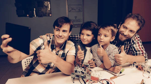 Bärtige Vater Und Söhne Bauen Roboter Hause Kleiner Junge Hemd — Stockfoto