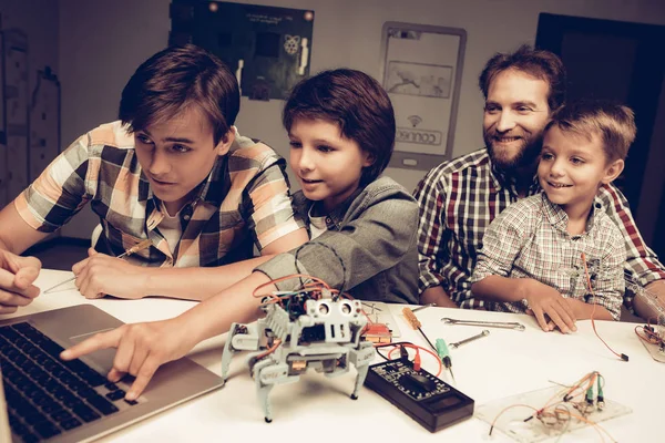 Bearded Father Sons Constructing Robot Home Young Boy Shirt Indoor — Stock Photo, Image