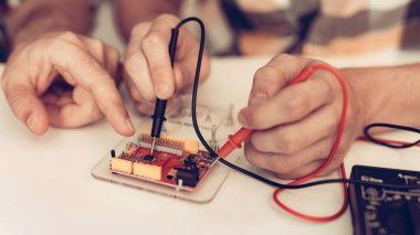 Baba ve oğul evde Robot inşa sakallı. Genç çocuk gömlek. Kapalı sevinç. Modern hobi kavramı. Modern teknoloji. Robot mühendislik kavramı. Genç adam yenilik için eğlenceli sakallı.