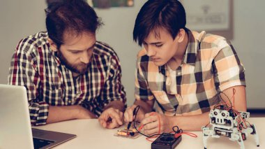 Baba ve oğul evde Robot inşa sakallı. Genç çocuk gömlek. Kapalı sevinç. Modern hobi kavramı. Modern teknoloji. Robot mühendislik kavramı. Genç adam yenilik için eğlenceli sakallı.