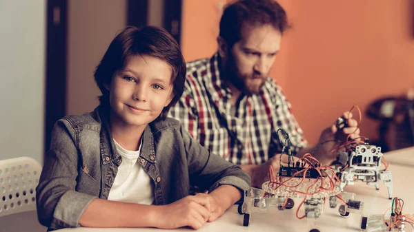 Vader Zoon Thuis Robot Bouw Met Baard Jonge Jongen Shirt — Stockfoto