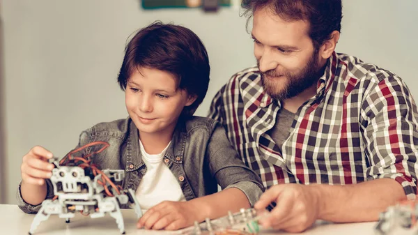 Vader Zoon Thuis Robot Bouw Met Baard Jonge Jongen Shirt — Stockfoto