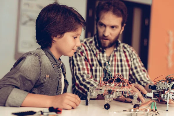 Vader Zoon Thuis Robot Bouw Met Baard Jonge Jongen Shirt — Stockfoto