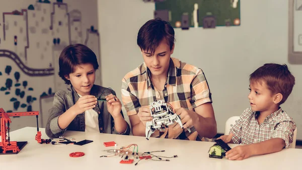 Teenager Two Boys Constructing Robot Home Young Boy Shirt Indoor — Stock Photo, Image