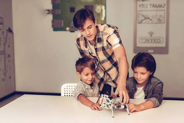 Tiener Robot Demonstreren Voor Twee Jongens Van Vergadering Jonge Jongen — Stockfoto