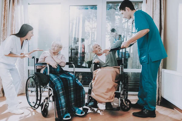 근로자 부부와 사람들은 워입니다 연금의 휠체어에 앉아입니다 요양원에 서비스입니다 감정적인 — 스톡 사진