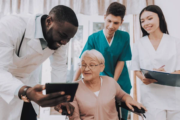 Doctor Mostrar Resultados Prueba Paciente Muy Sorprendido Anciana Busca Caso — Foto de Stock