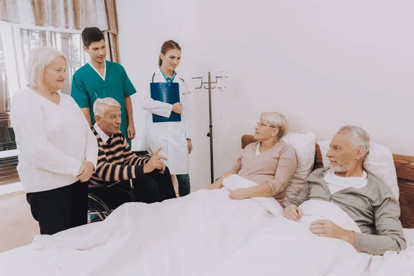 Enfermera Con Papeles Los Huéspedes Visitan Pareja Ancianos Hombre Goteando — Foto de Stock