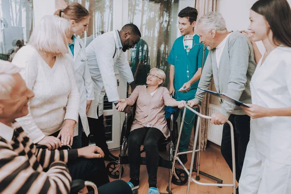 Equipa Médica Sorridente Paciente Com Walker Lar Idosos Mulher Sentada — Fotografia de Stock