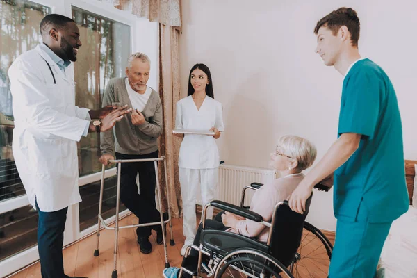 Doutor Lar Cuidados Paciente Com Walker Lar Idosos Homem Com — Fotografia de Stock