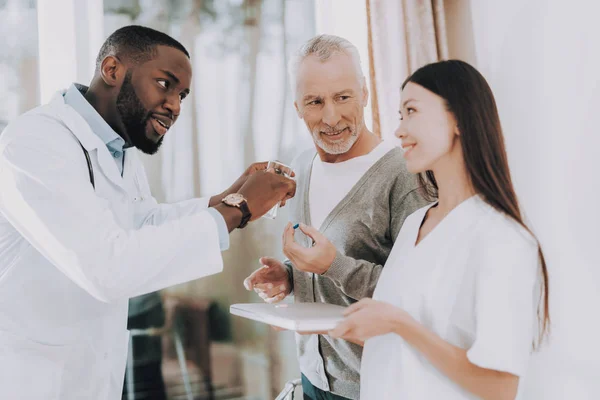 Hombre Con Muletas Enfermera Sostiene Vaso Agua Doctor Cuéntale Enfermera — Foto de Stock