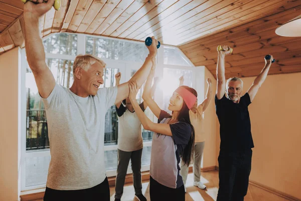Спортивная Форма Пациентов Молодой Инструктор Показывает Упражнения Пожилые Люди Вовлечены — стоковое фото