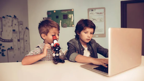 Meninos Sentados Usando Laptop Microscópio Casa Jovens Rapazes Microscópio Mesa — Fotografia de Stock