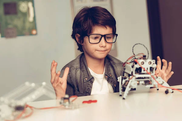 Jongen Zit Aan Bureau Bouw Van Robot Thuis Jonge Jongen — Stockfoto