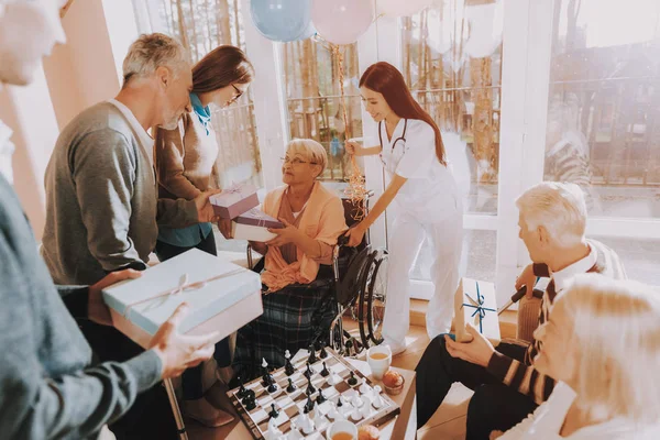 Гости Дарят Подарки Пожилой Женщине Празднование Дня Рождения Счастливые Молодые — стоковое фото