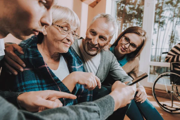 Grandchildren Grandparents Sitting Couch Family Watch Something Tablet Nursing Home — Stock Photo, Image