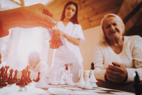 Мужчина Женщина Играют Шахматы Сидящая Старуха Реабилитация Пожилых Пар Дом — стоковое фото