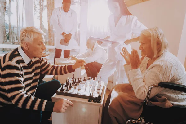 Реабилитация Пожилых Пар Дом Престарелых Мужчина Женщина Играют Шахматы Сидящая — стоковое фото