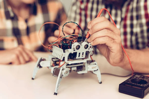 Vader Zoon Thuis Robot Bouw Met Baard Jonge Jongen Shirt — Stockfoto