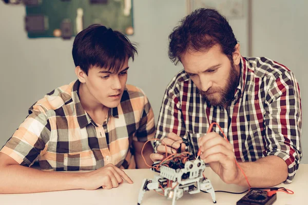 Vader Zoon Thuis Robot Bouw Met Baard Jonge Jongen Shirt — Stockfoto