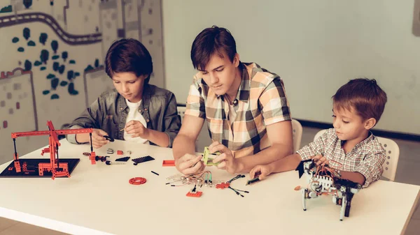 Adolescente Dois Meninos Construindo Robô Casa Jovem Rapaz Camisa Alegria — Fotografia de Stock