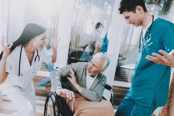 Пожилые Люди Напуганы Эмоциональный Разговор Медицинские Работники Спорят Пожилой Парой — стоковое фото