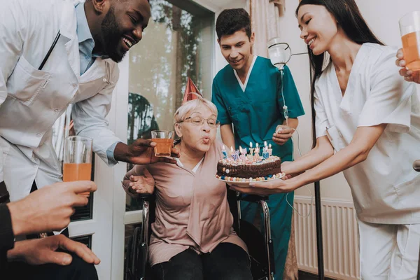 Anciana Muy Sorprendida Mujer Muy Feliz Grupo Jóvenes Viejos Felicitan — Foto de Stock