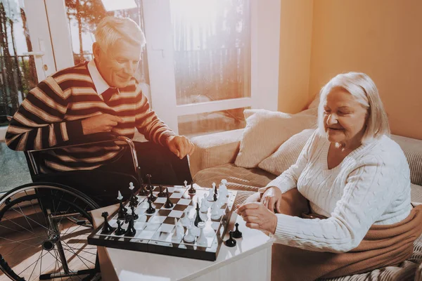 Мужчина Женщина Играют Шахматы Дом Престарелых Человек Инвалидном Кресле Женщина — стоковое фото