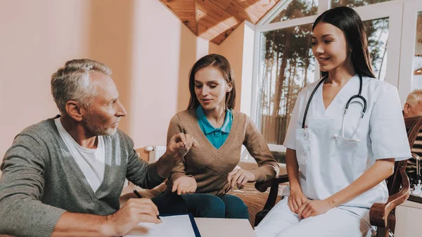 Anciano Lega Llaves Casa Doctor Cabello Negro Sonriendo Persona Jubilada — Foto de Stock