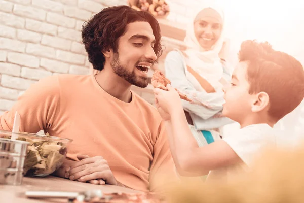 Счастливая Арабская Семья Ест Пиццу Кухне Мусульманская Семья Улыбающийся Мальчик — стоковое фото