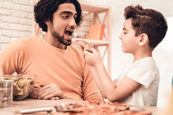 Ευτυχισμένη Οικογένεια Arabian Τρώγοντας Πίτσα Στην Κουζίνα Μουσουλμανική Οικογένεια Χαμογελαστό — Φωτογραφία Αρχείου