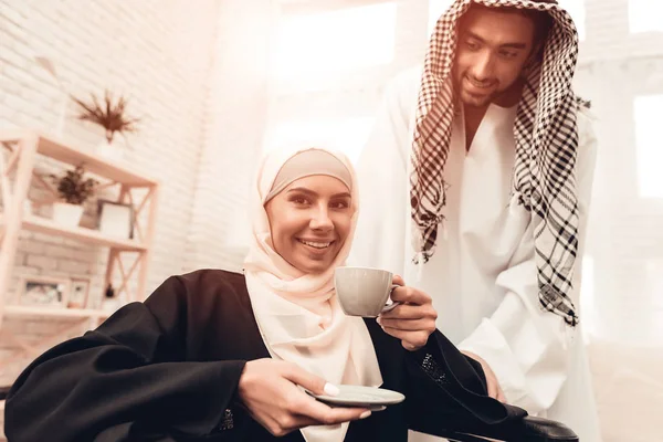 Arab Fiatalember Kupa Adva Feleség Kerekesszék Arab Család Fogalmát Ült — Stock Fotó