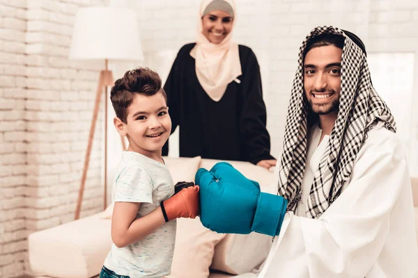 Arab Fiú Boksz Fiatal Apa Otthon Egészséges Életmód Fogalma Kézzel — Stock Fotó