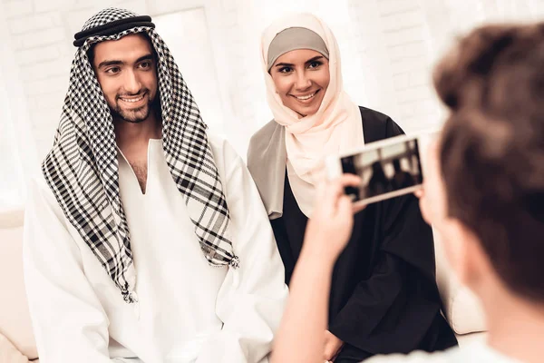 Arábiai Fiú Figyelembe Fotó Boldog Család Otthon Családi Ülő Dívány — Stock Fotó