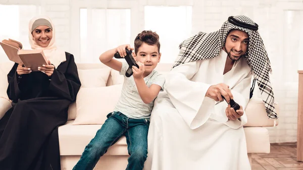 Boldog Arab Család Játék Konzol Otthon Családi Ülő Dívány Ember — Stock Fotó