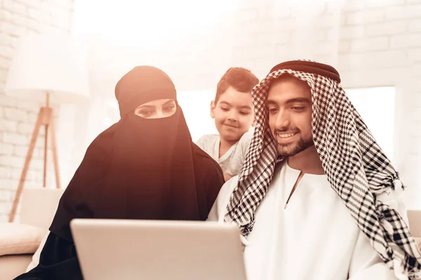 Fiatal Arab Család Használ Laptop Kanapén Otthon Családi Ülő Dívány — Stock Fotó