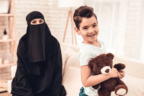 Mujer Árabe Joven Con Hijo Sonriente Casa Mujer Con Velo — Foto de Stock