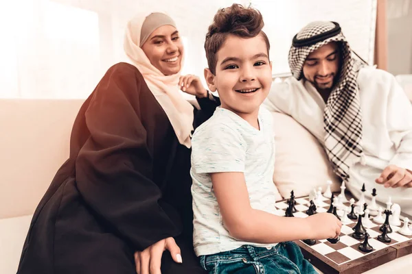 Arab Fiú Sakkozni Apa Otthon Egészséges Életmód Fogalma Anya Mosolyog — Stock Fotó