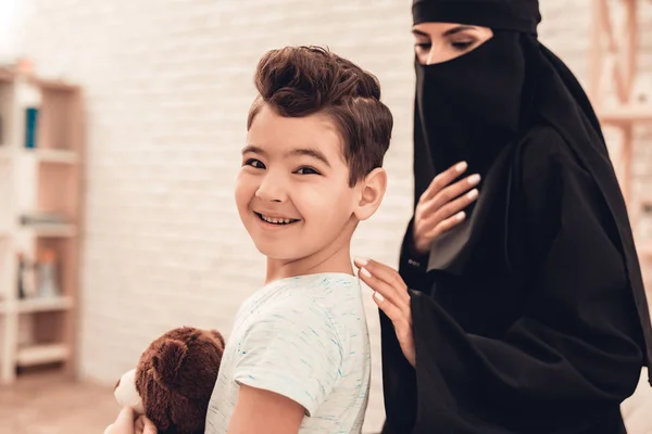 Fiatal Arab Mosolyogva Fiú Otthon Fekete Fátyol Szülő Gyermek Fedett — Stock Fotó