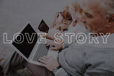 Dizüstü bilgisayar ile adam Sit. Yaşlı kadın bkz: Tablet.