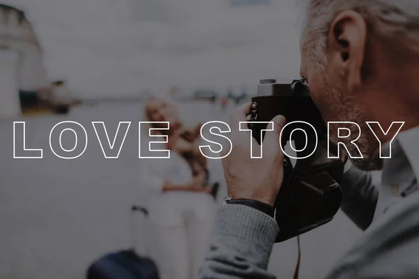 Un par de historias de amor. Hombre toma fotos con cámara . — Foto de Stock