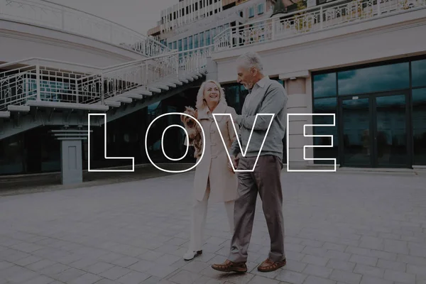 Pareja vieja cogida de la mano. Gente en cita. Historia de amor . — Foto de Stock